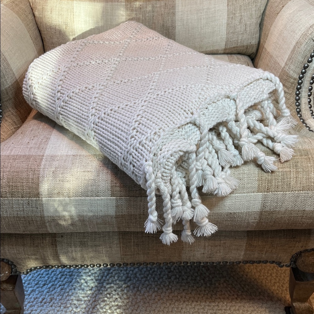 Pottery Barn Bluma Chunky  Knit Tassel Throw Soft White  50 x 60" - Picture 2 of 12